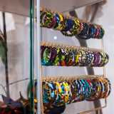 ...notando come siano in vendita anche bracciali...